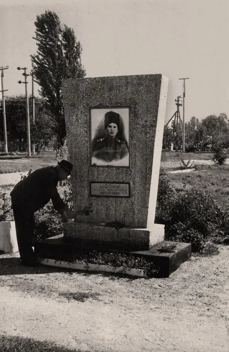 В. Федюшин. памятник Шопину, установлен в 1987 г.jpg