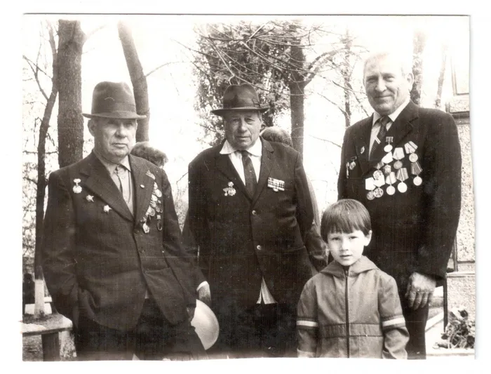 БКМ О.Ф. - 1449. Волков Степан Федорович (крайний справа)