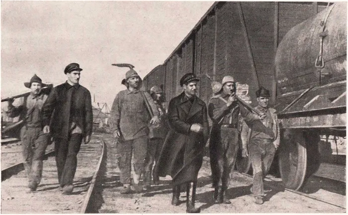 Бригада грузчиков во главе с Аби-Гуссейн Оглы.png