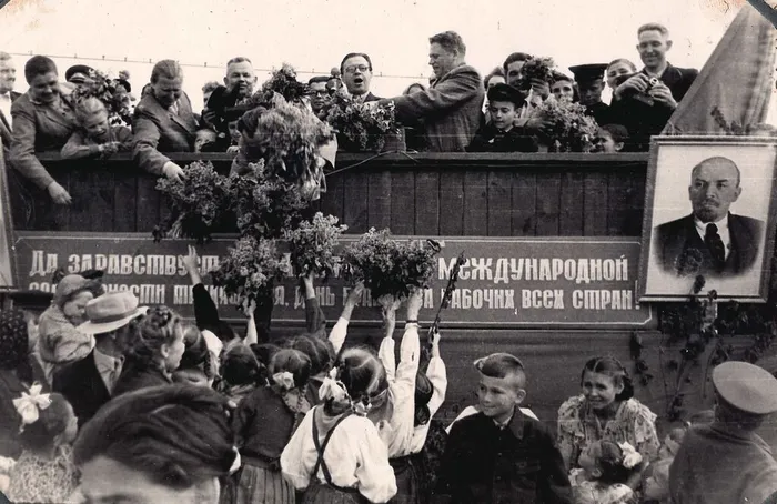 Черников Сергей Васильевич на первомайской демонстрации. Ст. Белореченская. 1958 г.