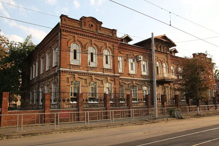 дневное убежище для бесприютных на ул. Железнодорожной, сегодня лицей № 12