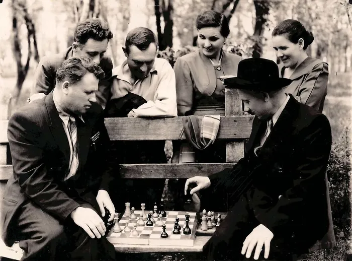 Черников Сергей Васильевич слева и Урбас В.И. за игрой в шахматы. 1950-е гг.
