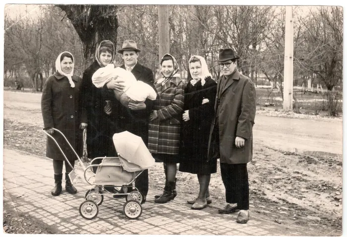 Семья Капустиных возле ЗАГСа. 1967 г.