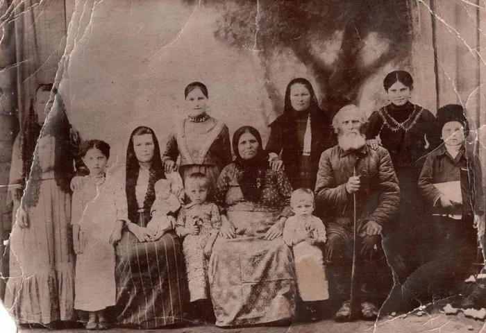 БКМ О.Ф. - 3369. Семья переселенцев из станицы Архангельской