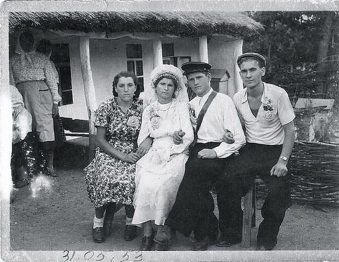 На заднем плане родительский дом в котором жила семья Баушниковых до ВОВ и после ВОВ, 1946 г. фото из семенного архива