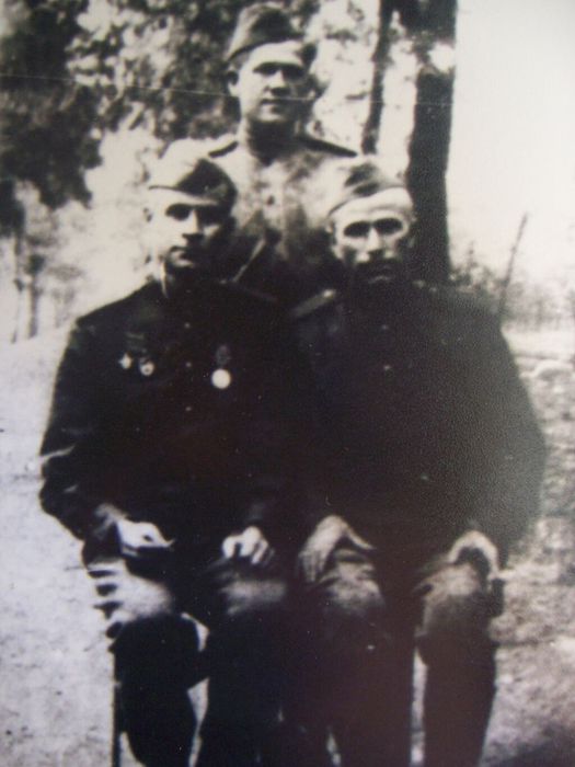 Сидоренко Г.С. (стоя), 1944